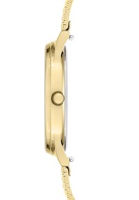 Gouden metalen horloge met een ronde kast en geribbelde kroon; heeft een gebogen armband met schakels en een gepolijste zilveren rand.