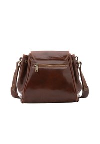 Borse a tracolla in pelle marrone con un design strutturato, tasca frontale con zip, tracolla regolabile e cuciture a contrasto. Superficie liscia e finitura lucida.