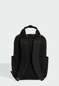 Zaino nero con spallacci imbottiti e regolabili, maniglia superiore e tasche laterali. Realizzato in tessuto resistente con una texture liscia.