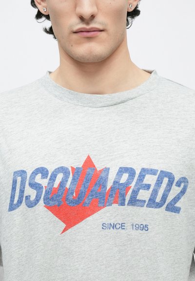 Graues Baumwoll-T-Shirt mit blauer "DSQUARED2"-Beschriftung und einer roten Ahornblatt-Grafik. Rundhalsausschnitt und kurze Ärmel.