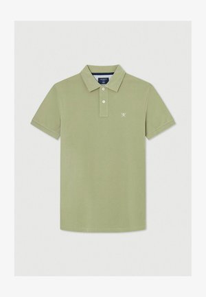 Polo à manches courtes en coton vert doux avec un col classique, un boutonnière à deux boutons et un petit logo blanc brodé sur la poitrine.