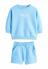 Sweat-shirt bleu clair avec le texte "FUNDAY CLUB Always Awesome" associé à un short assorti à taille élastique avec poches et cordon de serrage.