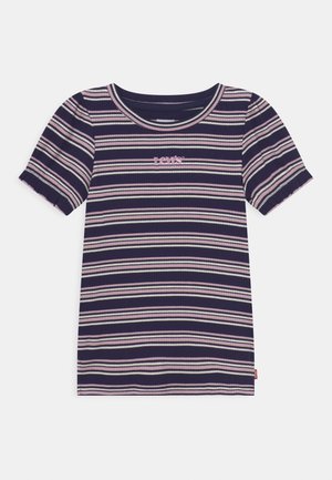 Granatowy prążkowany t-shirt z krótkim rękawem, różowymi i białymi poziomymi paskami, okrągłym dekoltem oraz małym, centralnie umieszczonym logo Levi’s na piersi.