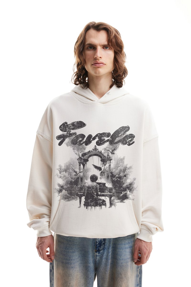 Felpa color crema con cappuccio e coulisse, caratterizzata da una stampa grafica di una figura seduta al pianoforte su uno sfondo surreale. Vestibilità rilassata.