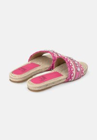 Sandalias de slide trenzadas en color rosa con suela de esparto, que presentan tiras trenzadas y rhinestones decorativos en la parte delantera.