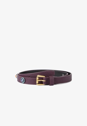 Cintura in pelle viola scuro con fibbia dorata e decorazione con gemma blu, arrotolata con una passante visibile su sfondo bianco.