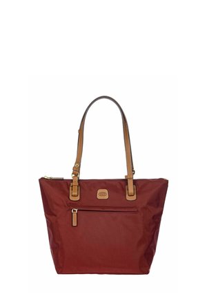 Rode nylon tote tas met tan leren accenten, twee schouderbanden, een bovenste ritssluiting en een voorzak met ritssluiting. Gestikte logo detail aanwezig.