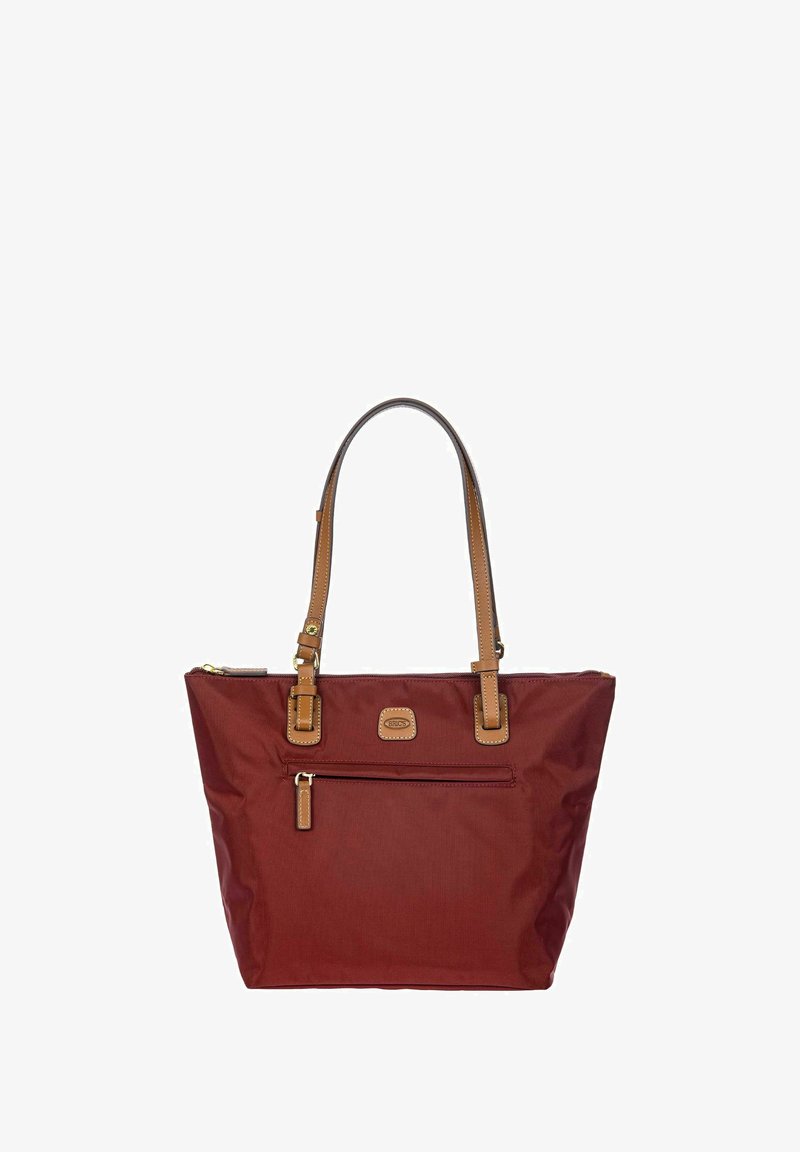 Rode nylon tote tas met tan leren accenten, twee schouderbanden, een bovenste ritssluiting en een voorzak met ritssluiting. Gestikte logo detail aanwezig.