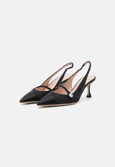 Svarte slingback hæle med spids tå, tekstureret stofoverdel, satin detaljer og en dekorativ juvel detalje på siden. Stilfuld kitten hæl.