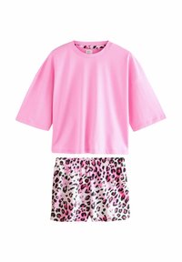 Rosa bomullströja med korta ärmar, matchad med vita shorts med ett svart och rosa leopardmönster och elastisk midja.