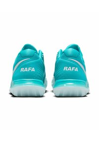 Scarpe atletiche turchesi con tomaia strutturata, caratterizzate da branding bianco "RAFA", design elegante e suola traslucida con un motivo a zig-zag.