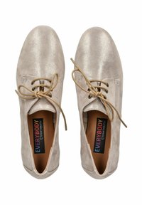 Scarpe in suede grigio chiaro con finitura lucida, punta tonda e stringhe. Presentano un design cucito e un'etichetta interna colorata con la scritta "EVERYBODY."