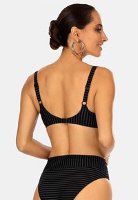 Czarny bikini w paski z zapięciem z tyłu, regulowanymi ramiączkami i gładką fakturą. Prezentuje dopasowany krój z wysokim stanem dołu.