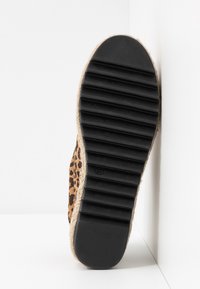 Leopardenmuster-Leinenschuhe mit einer Jute-Mittelsohle, ausgestattet mit einer strukturierten schwarzen Gummisohle und einem runden Zehendesign. Größe angegeben als 37.