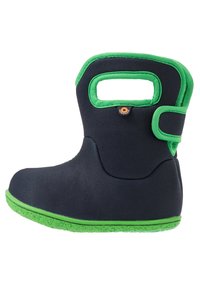 Wodoodporne buty w kolorze granatowym z zielonymi akcentami; posiadają zaokrąglony nosek, wyściełaną cholewkę, wycięcie do uchwytu oraz teksturowaną podeszwę dla lepszej przyczepności.