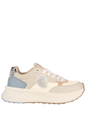 Sneaker crema e beige con lacci bianchi, patch sul tallone azzurro chiaro, suola testurizzata e logo a scudo decorato con strass sul lato.