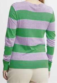 Maglione a righe verdi e lavanda con maniche lunghe e scollo rotondo. Texture morbida e righe orizzontali in evidenza.