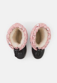 Schwarze Stiefel mit einem rosa gemusterten, weichen Schaft, der silberne Herzen zeigt, und einem Futter aus Fleece. Verstellbarer Kordelzug oben für einen besseren Sitz.