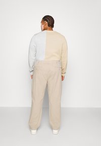 Levi's® Plus CORDUROY - Pantaloni - true chino shady