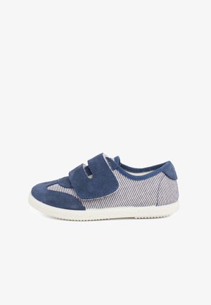 Chaussure en tissu à rayures bleu marine et blanches avec un capuchon en suede. Sangle Velcro ajustable. Semelle en caoutchouc blanc texturé pour l'adhérence.