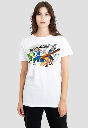 Weißes Baumwoll-T-Shirt mit einem bunten Grafik-Motiv von animierten Charakteren aus "Avatar: Der Herr der Elemente" in verschiedenen Posen und Outfits.
