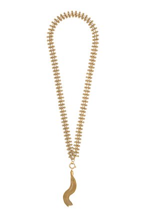 Naszyjnik w złotym odcieniu z dwoma delikatnymi łańcuchami ozdobionymi małymi koralikami oraz falującym wisiorkiem frędzla zawieszonym na okrągłym zapięciu.