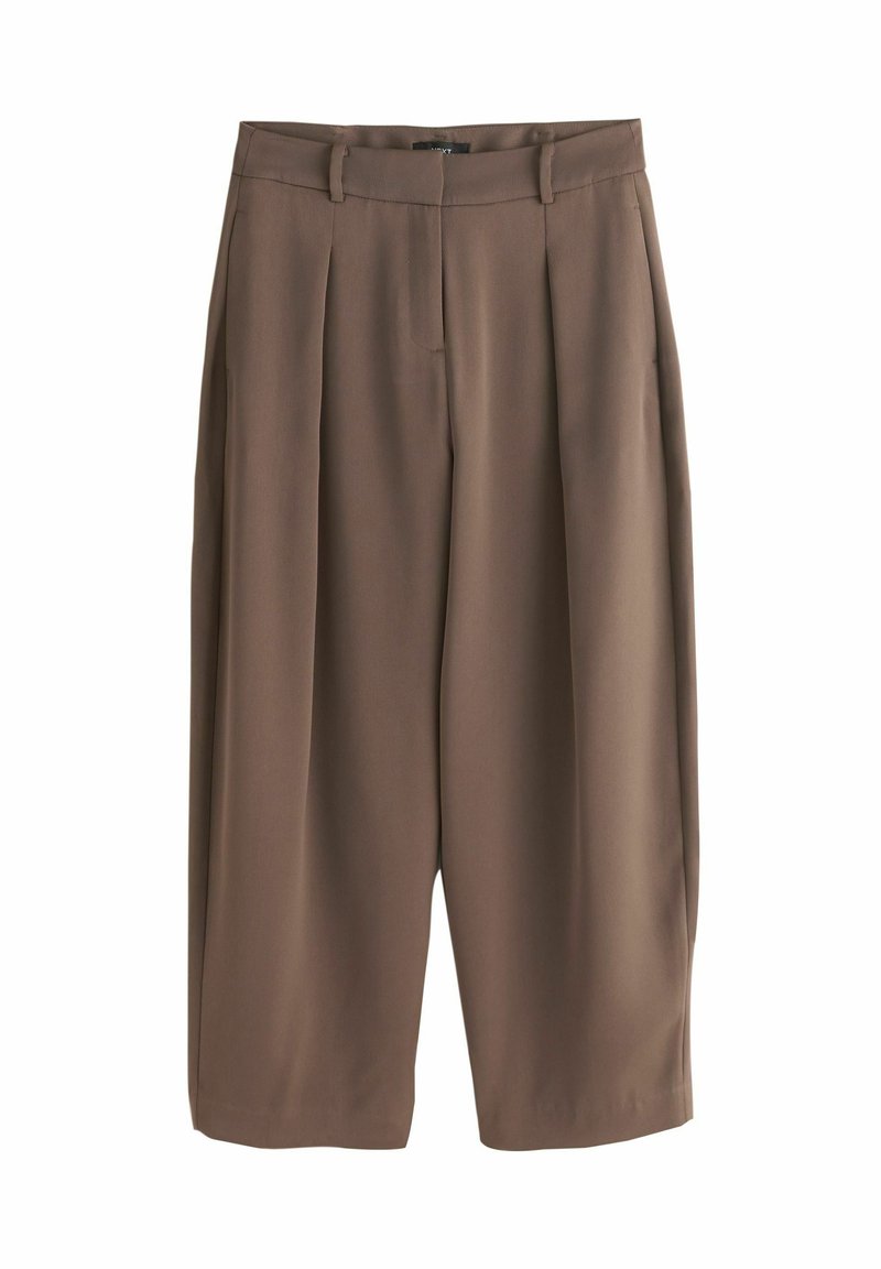 Pantalon court marron taille haute à jambes larges, avec passants de ceinture et plis à l’avant, en tissu lisse.