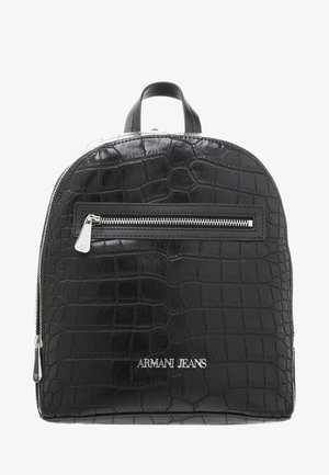Zaino in pelle nera con motivo coccodrillo, forma arrotondata, hardware argento, una tasca con cerniera ben visibile e logo impresso sul fondo.