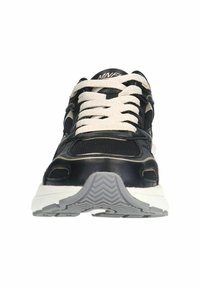 Zwarte sneaker met witte veters, met een gestructureerd oppervlak, een gepolsterde kraag en een rubberen zool met een zigzagpatroon.