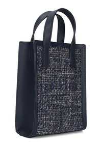 Marineblauwe totebag gemaakt van textuurstof met geweven patronen, met dubbele handvatten bovenaan en een reliëflogo aan de voorkant.