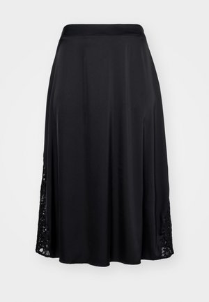 Fekete selyem szoknya közép hosszúságú kialakítással. Csipkés részletek találhatók az oldalsó varrások mentén, sima textúra és testhezálló derékpánt jellemzi.