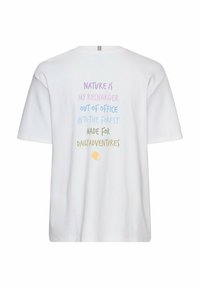 Weißes Baumwoll-T-Shirt mit mehrfarbigem Text auf der Rückseite: Phrasen über die Natur in verschiedenen Schriftarten; enthält eine kleine gelbe Grafik eines Zeltes.