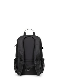 Mochila negra con respaldo y correas acolchadas, bolsillos laterales de malla y un asa en la parte superior. Fabricada con tela duradera, diseñada para la utilidad y la comodidad.