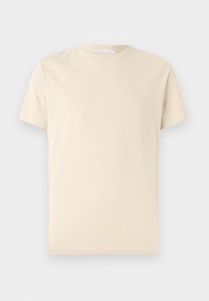 Beige bomull t-skjorte med rund hals og korte ermer. Glatt tekstur uten mønstre eller grafikk. Enkel, klassisk design.