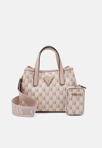 Sac à main Guess à carreaux beige et rose avec doubles poignées, bandoulière réglable avec logo de la marque, et petite pochette assortie à fermeture éclair avec logo doré.