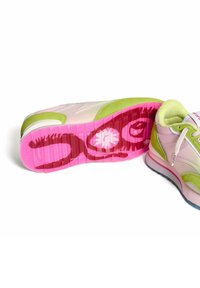 Sneakers con suola in gomma rosa, parte superiore rosa chiaro e dettagli in suede verde. Presentano una suola decorata e sovrapposizioni testurizzate.