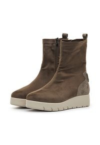 Botas de tobillo marrones hechas de suave ante, con un panel de tela texturizada y una suela de goma blanca. Presentan un zipper lateral para un fácil acceso.