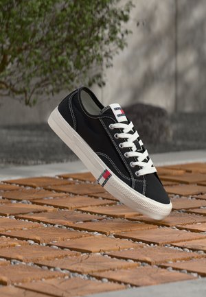 ARCHIVE - Trainers - black