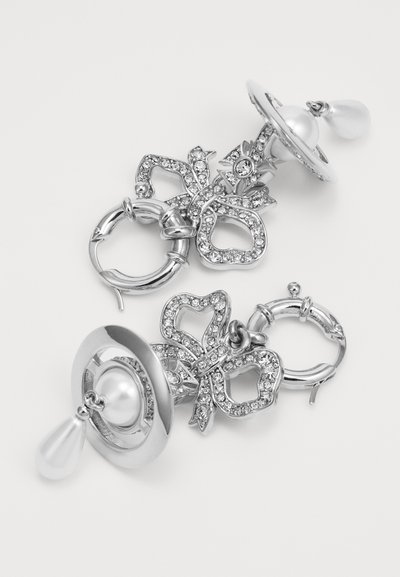Cercei din argint cu un design în formă de fluture, ornamentați cu strasuri, o perlă centrală și un accent sub formă de perlă în picătură. Finisajul metalic este neted și lustruit.