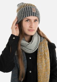 Knit Factory REMY - Muts - frosty clay