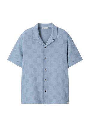 Hellblaues kurzärmeliges Hemd mit Knöpfen, strukturiertem Schachbrettmuster und Camp-Kragen.
