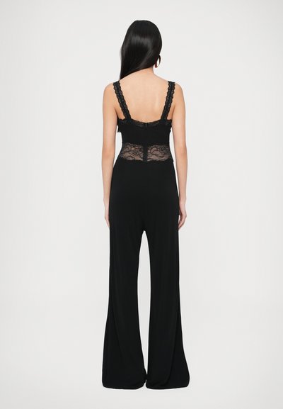 Czarny kombinezon z szerokimi nogawkami, koronkowymi detalami w pasie i szerokimi koronkowymi ramiączkami. Gładka tkanina z dopasowanym górnym stanem.