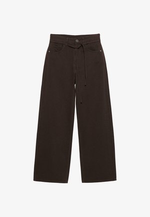 Sötétbarna pamut, bő szárú nadrág, húzózsinórral a derékon, gombos záródással és elülső zsebekkel. Simaság jellemzi, minimális varrási részletekkel.