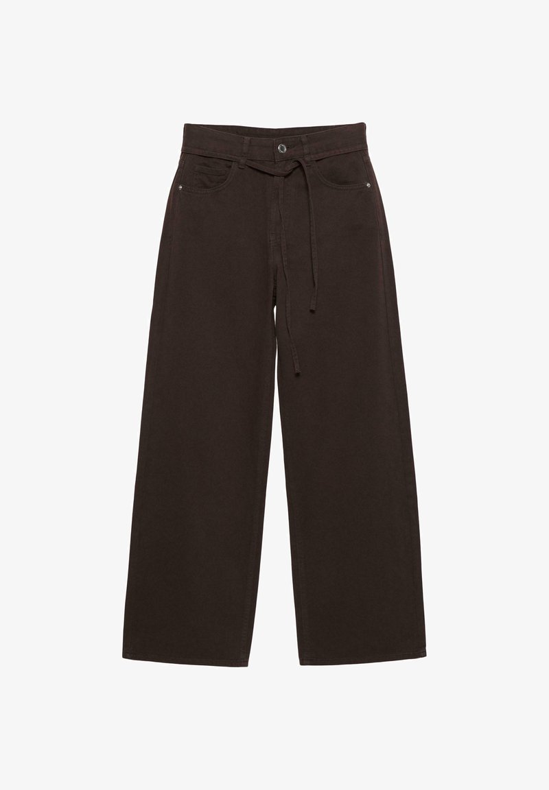 Sötétbarna pamut, bő szárú nadrág, húzózsinórral a derékon, gombos záródással és elülső zsebekkel. Simaság jellemzi, minimális varrási részletekkel.