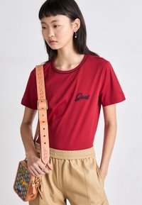 GANT SCRIPT - T-shirt med print - cherry red