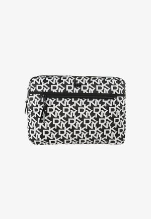 Bolsa de portátil DKNY en blanco y negro con patrón de logotipos repetidos, forma rectangular, cierre con cremallera y dos cremalleras laterales. Textura de tela suave.