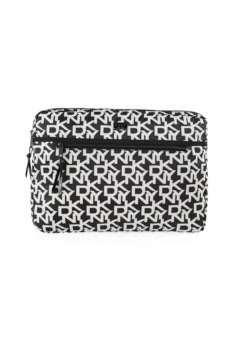 Bolsa de portátil DKNY en blanco y negro con patrón de logotipos repetidos, forma rectangular, cierre con cremallera y dos cremalleras laterales. Textura de tela suave.