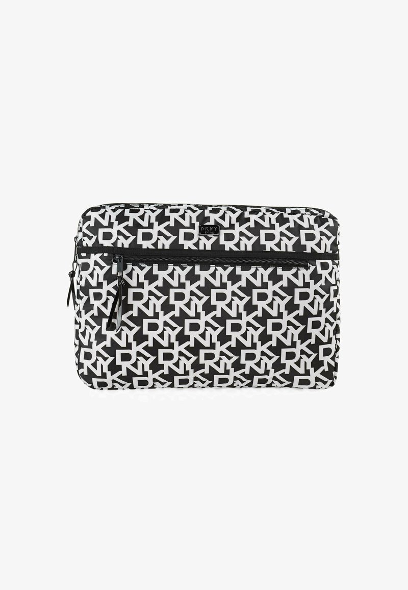 Bolsa de portátil DKNY en blanco y negro con patrón de logotipos repetidos, forma rectangular, cierre con cremallera y dos cremalleras laterales. Textura de tela suave.