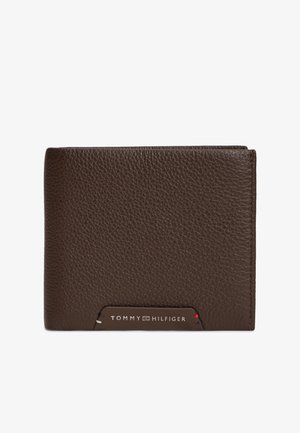 Braune genarbte Leder-Bifold-Geldbörse mit einer kleinen Tommy Hilfiger Logo-Plakette am unteren Rand.