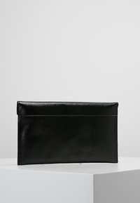 Svart läderkuvertväska med en slät yta, rektangulär form och vikbar topplås. Minimalistisk design, ingen synlig hårdvara eller accenter.